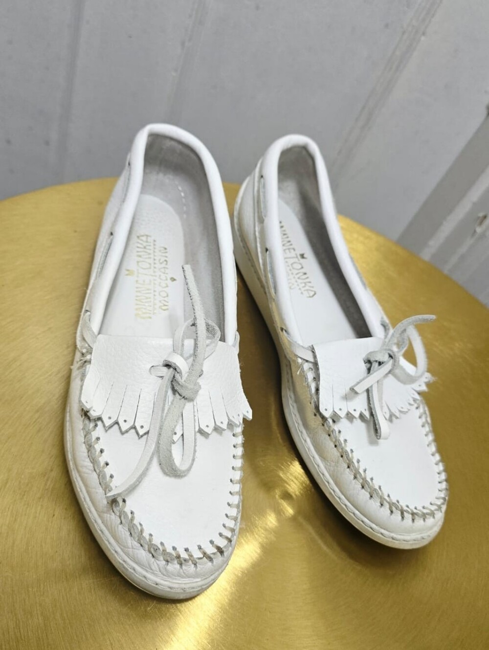 Minnetonka Women's Kilty White Leather Fringe Moccasins Pebble Sole Size 8 - Picture 2 of 8